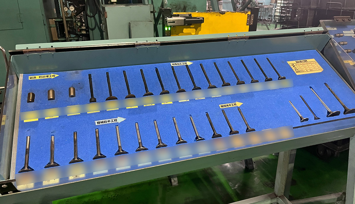 各工程で使用する工具が並んでいる様子