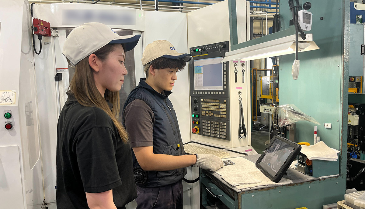 実際にタブレットで動画マニュアルを閲覧している様子