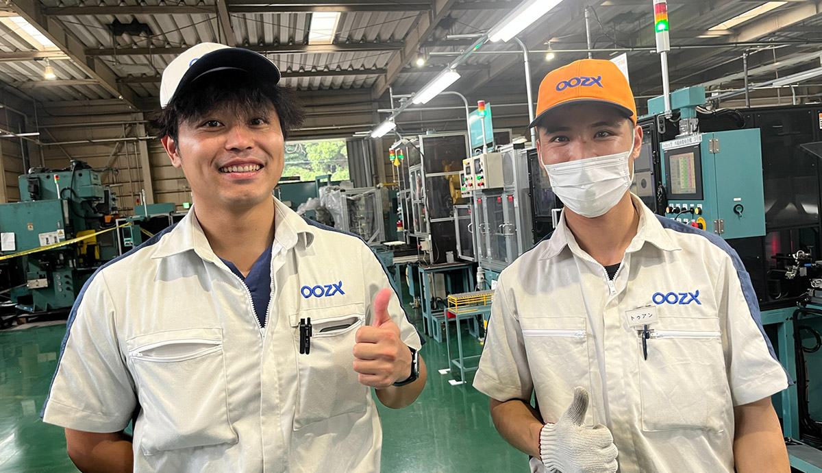 工場で作業に従事する2名のスタッフ