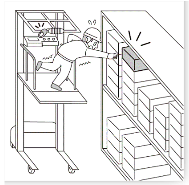 倉庫でピッキング中、オーダーピッキングリフトから墜落しそうになった