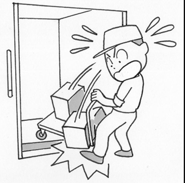 段差で台車上の荷物が転倒し、足に直撃しかけた